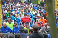 Mehr als 7.000 L&auml;ufer starteten zum 45. Hermannslauf am Hermannsdenkmal in Detmold. - &copy; Sarah Jonek