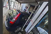 Das Bild am Tag danach: Am frühen Sonntagabend war ein Auto in ein Ladenlokal in Höxter gefahren. - © Svenja Ludwig