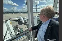 Skyhub-Geschäftsführer Klaus Marx lässt den Blick über die Besucherterrasse des Münchener Flughafens schweifen. - © Jens Reddeker
