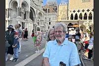 Ziel erreicht: Auf dem Markusplatz in Venedig gönnen sich sich Dieter Begemann und Heike Wohlleben später einen Cappucino und einen Aperol. - © privat