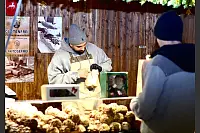 Besonders beliebt ist in diesem Jahr der Pralinenstand von Rahul Gupta. - © Melanie Meyer