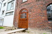 Die Haustür musste komplett erneuert werden, wurde aber von einem Tischler nach dem Original nachgebaut. - © Kathrin Weege