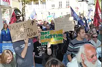 Klima retten: Rund 2000 Menschen gehen in Detmold bei der bislang größten "Fridays for Future"-Demo auf die Straße. - © Bernhard Preuss
