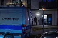 Polizei, Kriminaltechnik und Staatsanwaltschaft sind vor Ort in dem Neubaugebiet. - © Christophe Gateau/dpa