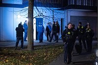 An einem Mehrfamilienhaus wurde die Tatortarbeit aufgenommen. - © Christophe Gateau/dpa