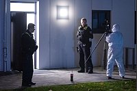 Die Spurensicherung ist vor Ort. - © Christophe Gateau/dpa