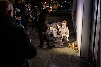 Anwohner legen Blumen und Kerzen nieder. - © Christophe Gateau/dpa