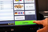 Alles immer teurer? Ein gewisser Anstieg bei den Preisen ist wirtschaftlich sinnvoll. - © Leonie Asendorpf/dpa
