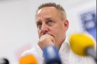 Benjamin Gruschka, Vorsitzender des Gesamtbetriebsrates Ford Werke GmbH / Köln, bei einer Pressekonferenz. Ford will in Deutschland 2.900 Stellen abbauen - © Rolf Vennenbernd/dpa