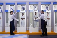 Spinde aus der Umkleidekabine der ersten Mannschaft von Real Madrid im Santiago-Bernabéu-Stadion werden bei Sotheby's in London online versteigert. - © Lucy North/PA Wire/dpa