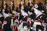Japan: Geishas in traditioneller Kleidung. - © -/kyodo/dpa
