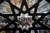 Muslime besuchen das letzte Freitagsgebet während des heiligen Fastenmonats Ramadan in der Al Farooq Omar Bin Al Khattab Moschee in Dubai. - © Altaf Qadri/AP/dpa