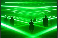 Die Licht-Musik-Show der Künstler Christopher Bauder und Kangding Ray ist die erste Ausstellung in der Halle «Transformator» auf dem «Dark Matter»-Gelände in Berlin. - © Soeren Stache/dpa