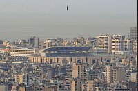 Kurz vor dem Einschlag: Israelischer Jet wirft Bombe auf Beiruter Vorort ab - © Hassan Ammar/AP/dpa