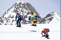 Jakob Dusek (r-l, Österreich), Martin Nörl (Deutschland), Noah Bethonico (Brasilien) und Krystof Choura (Tschechien), in Aktion beim Snowboardcross-Wettbewerb bei der Weltmeisterschaft in St. Moritz. - © Gian Ehrenzeller/KEYSTONE/dpa