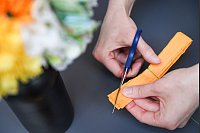 Wer kein Krepppapier hat, kann alternativ eine Serviette wie eine Ziehharmonika falten - dann alles einmal halbieren, mit Draht umwickeln und die Enden spitz zuschneiden. - © Zacharie Scheurer/dpa-tmn