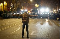 Proteste in Georgien dauern an: In Tiflis blockieren Polizisten eine Straße während einer Demonstration gegen die Entscheidung der Regierung, die Verhandlungen über den Beitritt zur Europäischen Union auszusetzen. - © Pavel Bednyakov/AP/dpa
