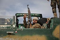 Assads Macht wankt: Syrische Rebellen rücken vor. Ein Kämpfer der islamistischen Milizen sitzt im Cockpit eines Flugzeugs der syrischen Luftwaffe und zeigt das Siegeszeichen auf dem Militärflughafen von Hama, den die islamistischen Kämpfer eingenommen haben. - © Ghaith Alsayed/AP/dpa