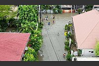 Viele Häuser stehen völlig unter Wasser. - © Jacqueline Hernandez/AP/dpa