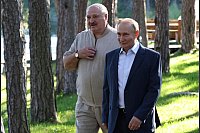 Belarus ist ein enger Verbündeter Russlands. Die Präsidenten Lukaschenko (l.) und Putin trafen sich zuletzt Ende Juli in Russland. (Archivbild) - © Alexander Kazakov/Pool Sputnik Kremlin/AP/dpa