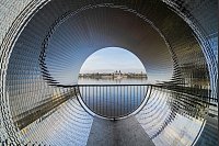 Die Edelstahloberfl&auml;che der &laquo;Pixelr&ouml;hre&raquo; spiegelt die Landschaft und das Wasser am Rheinufer im Stadtteil Kastel wieder. - &copy; Andreas Arnold/dpa