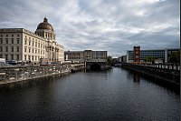 Im Spreekanal am Humboldt Forum soll laut beschlossenen Stadtumbauprojekt des Berliner Senats ein Flussbad entstehen. - &copy; Fabian Sommer/dpa