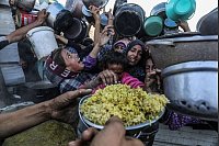 Hoffen auf Essen - Vertriebene Palästinenser stehen dicht gedrängt an, um Mahlzeiten von einer Wohlfahrtsorganisation zu bekommen. - © Abed Rahim Khatib/dpa