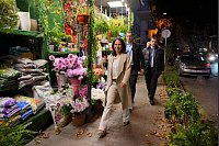 Weltklimakonferenz COP29 in Baku: Außenministerin Annalena Baerbock geht an einem Blumenladen vorbei. - © Peter Dejong/AP