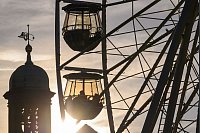 Sonnenuntergang hinter dem Riesenrad auf Weihnachtsmarkt in Magdeburg. - © Klaus-Dietmar Gabbert/dpa