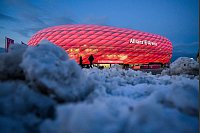 Schnee liegt vor der Allianz Arena vor dem Spiel Bayern München - FC Augsburg - © Tom Weller/dpa