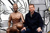 Der englische Fußball-Profi ist bei der Enthüllung der Harry-Kane-Statue in London mit dabei. - © Zac Goodwin/PA Wire/dpa