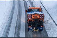 Neuschnee im Schwarzwald und der Schwäbischen Alb - Ein Fahrzeug des Winterdienstes bahnt und streut auf der Bundesstraße 28 auf dem Kniebis. - © Silas Stein/dpa