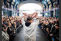 Während der Weihnachtsfleischauktion auf dem Smithfield Market in der Londoner City wird Fleisch ausgestellt. Die Händler versteigern ihr überschüssiges Fleisch öffentlich - eine Tradition, die schon seit gut einem Jahrhundert besteht. - © James Manning/PA Wire/dpa