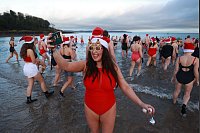 Eine Frau nimmt am jährlichen Weihnachtsschwimmen zu Heiligabend in Helen's Bay in Großbritannien teil und macht ein Selfie. - © Liam Mcburney/PA Wire/dpa
