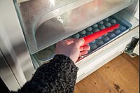 Schritt 2: Die Kerze f&uuml;r ein bis zwei Stunden in den Tiefk&uuml;hler legen. - &copy; Christin Klose/dpa-tmn