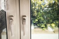 Fazit: Nach dem Putzen zeigen sich Schlieren und Streifen auf dem Fenster. - © Christin Klose/dpa-tmn