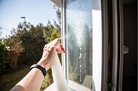 Schritt 2: Wasser-Shampoo-Gemisch auf die Fensterscheibe sprühen. - © Christin Klose/dpa-tmn