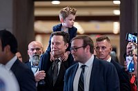 Musk soll Präsidenten Trump dabei helfen, Bürokratie abzubauen. - © J. Scott Applewhite/AP/dpa