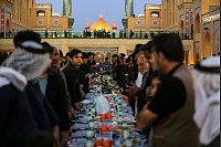 Schiiten brechen das Fasten während des islamischen heiligen Monats Ramadan im Imam-Ali-Schrein in Nadschaf, Irak. - © Anmar Khalil/AP/dpa