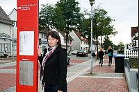 Einstieg: 34 Augustdorfer Schüler fahren nach Schloß Holte-Stuken­brock. Beate Beckmann bedauert, dass Fahrten zur zweiten Schul­stunde eingestellt wurden. Ab Januar ist auch eine angemessene Rückkehr am Nachmittag nicht gewährleistet. - © Foto: Gröne