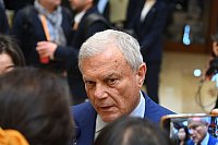Nach Ansicht von S4-Capital-Gründer Martin Sorrell füllt China ein Vakuum, das die USA im Welthandel hinterlassen haben. - © Johannes Neudecker/dpa