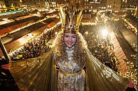 Das Nürnberger Christkind, Nelli Lunkenheimer, auf der Kirchenempore. (Archivbild) - © Daniel Karmann/dpa