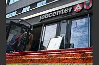 Für die Jobcenter wird sich nach der geplanten Bürgergeld-Reform voraussichtlich einiges ändern. (Symbolbild) - © Jens Kalaene/dpa