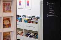 In der Stadtbibliothek Siegburg sind auf mehreren Ebenen verschiedene Bereiche gestaltet. - © Thomas Banneyer/dpa