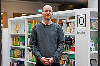 Leiter Thomas Druwe sieht die Stadtbibliothek Siegburg auch als ein Angebot für einsame Menschen. - © Thomas Banneyer/dpa