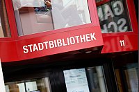 Direkt über dem Eingang der Stadtbibliothek bietet ein großer Sessel in einer Nische die Möglichkeit zum Sehen und gesehen werden. - © Thomas Banneyer/dpa