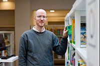 Der Leiter der Stadtbibliothek Siegburg, Thomas Druwe, freut sich über viele Besucher. - © Thomas Banneyer/dpa