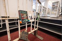 Lieblingsbücher von Häftlingen der JVA Siegburg stehen auf einem Bücherständer, den Gefangene aus einem alten Fenstergitter gestaltet haben. - © Thomas Banneyer/dpa