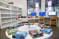 Familien sind eine große Besuchergruppe der Stadtbibliothek Siegburg, gerade am Wochenende. - © Thomas Banneyer/dpa