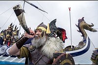 Teilnehmer ziehen während des Up Helly Aa-Festivals durch Lerwick auf den Shetland-Inseln. Das in den 1880er Jahren ins Leben gerufene Fest feiert das nordische Erbe der Shetlandinseln. - © Jane Barlow/PA Wire/dpa